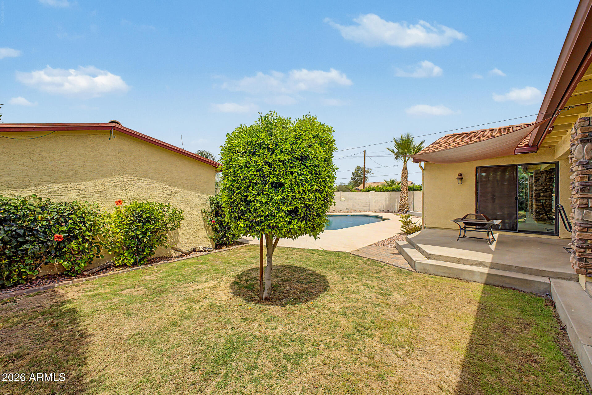 802 East Roberts Road Phoenix, AZ 85022 - Photo 23 of 24 a front view of a house with garden