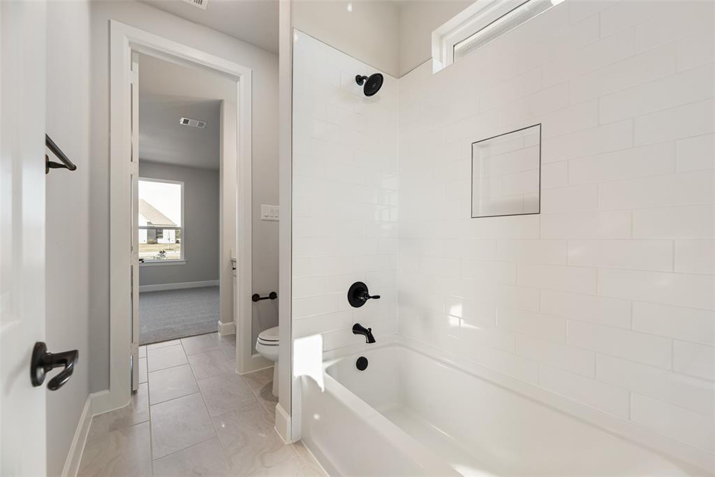 5251 Sunset Road Caddo Mills, TX 75135 - Photo 17 of 32 a bathroom with a bathtub