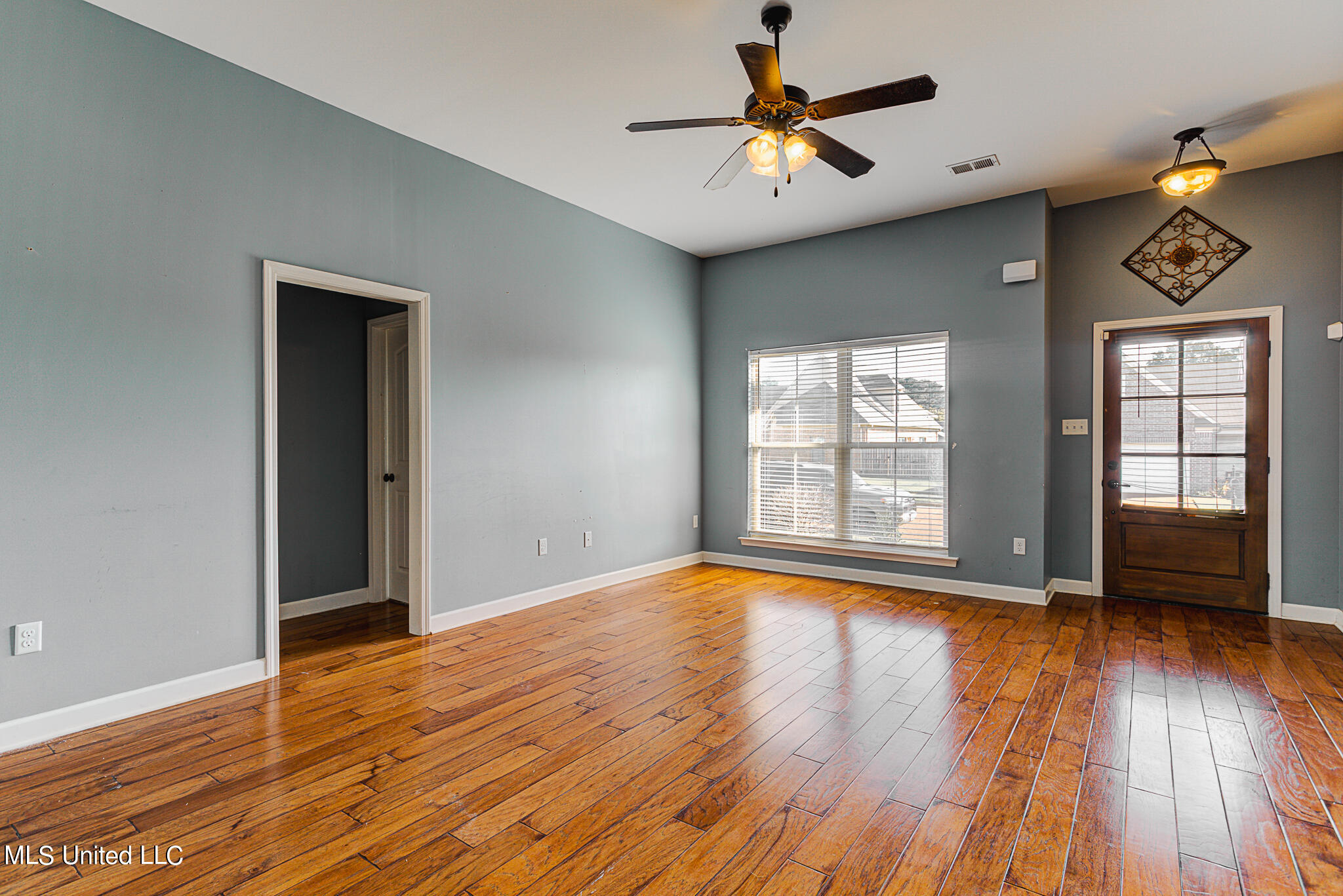 3061 Logan's Loop Hernando, MS 38632 - Photo 5 of 14 living room 001