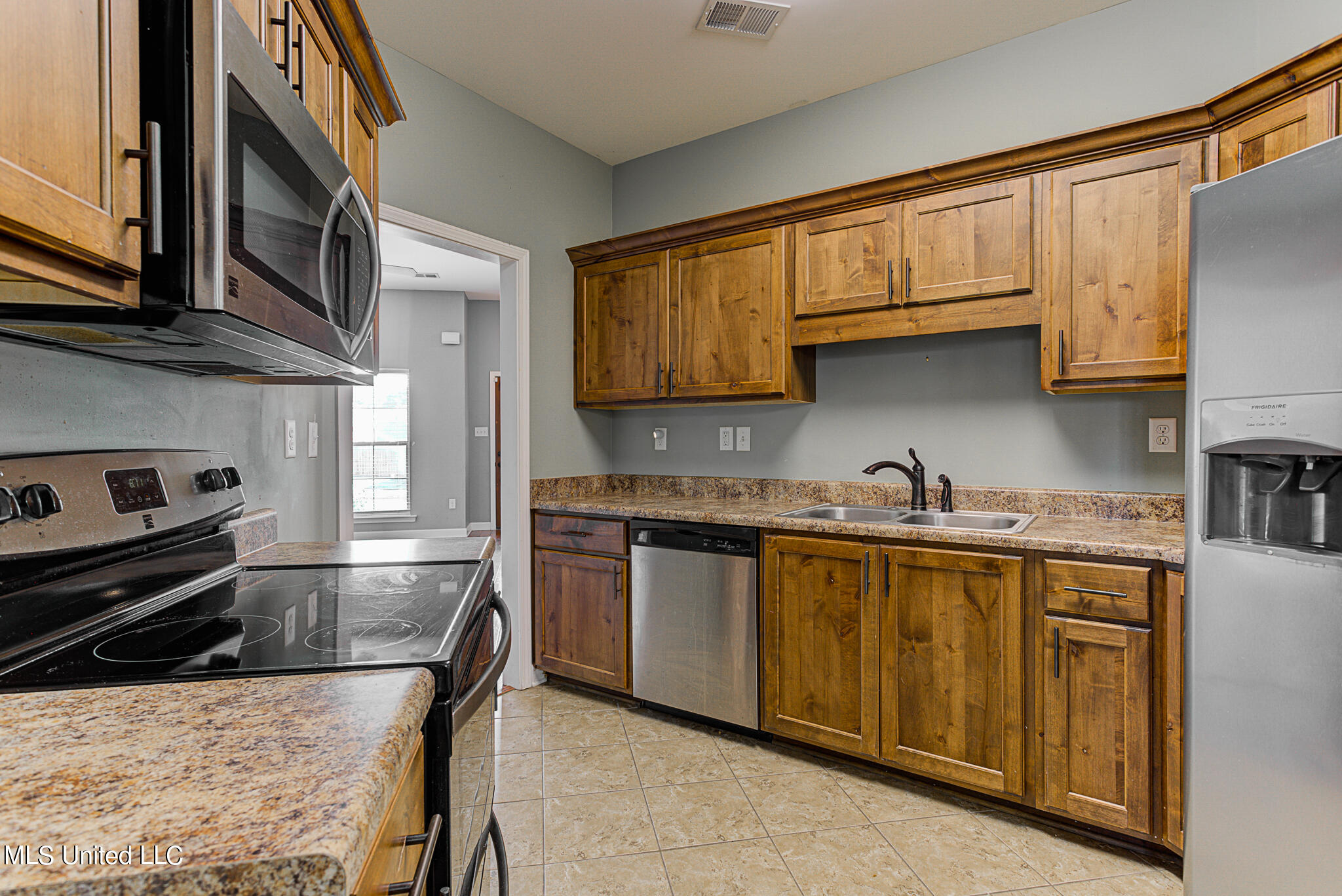 3061 Logan's Loop Hernando, MS 38632 - Photo 6 of 14 kitchen 001