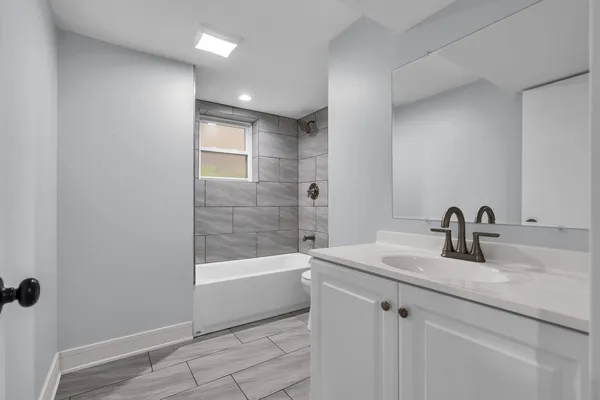 $2,300 | 2424 West Hollywood Avenue, Unit 3, Chicago, IL 60659