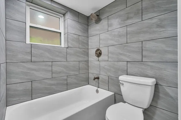 $2,300 | 2424 West Hollywood Avenue, Unit 3, Chicago, IL 60659
