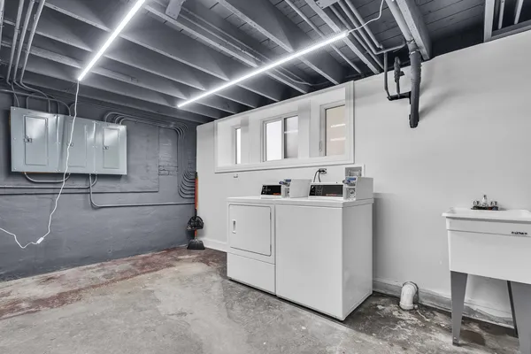 $2,300 | 2424 West Hollywood Avenue, Unit 3, Chicago, IL 60659