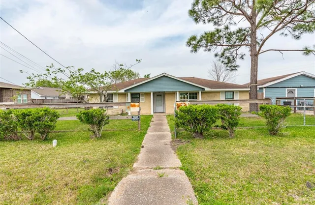 $1,825 | 1350 Strawberry Street, League City, TX 77573