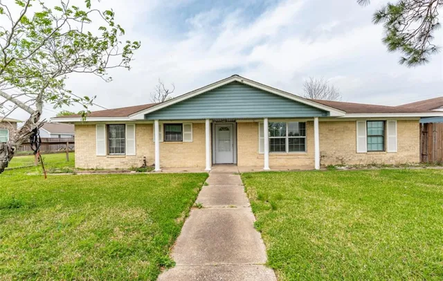 $1,825 | 1350 Strawberry Street, League City, TX 77573