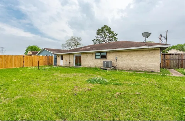 $1,825 | 1350 Strawberry Street, League City, TX 77573