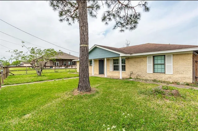 $1,825 | 1350 Strawberry Street, League City, TX 77573