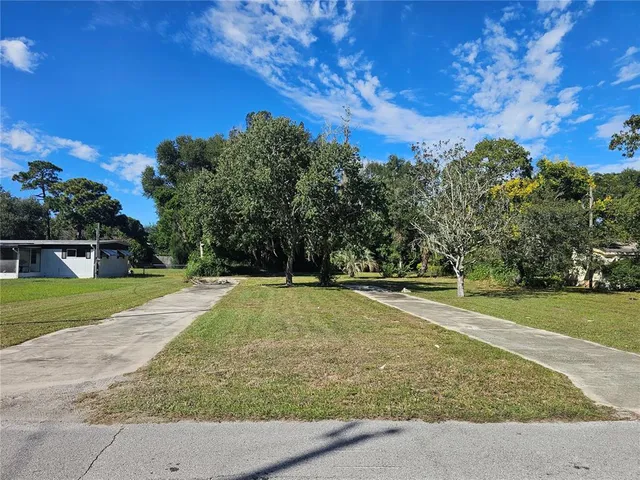 a view of a backyard