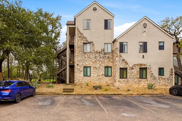 $1,150 | 6810 Deatonhill Drive, Unit 301, Austin, TX 78745