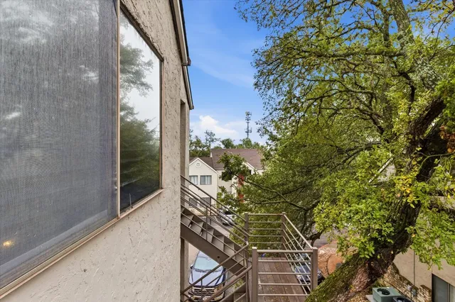 $1,150 | 6810 Deatonhill Drive, Unit 301, Austin, TX 78745