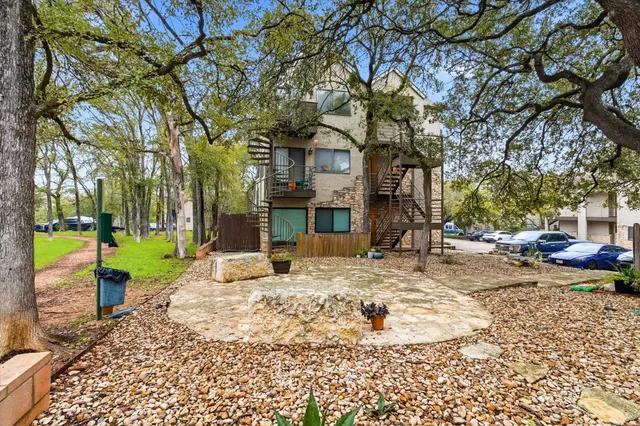 $1,150 | 6810 Deatonhill Drive, Unit 301, Austin, TX 78745