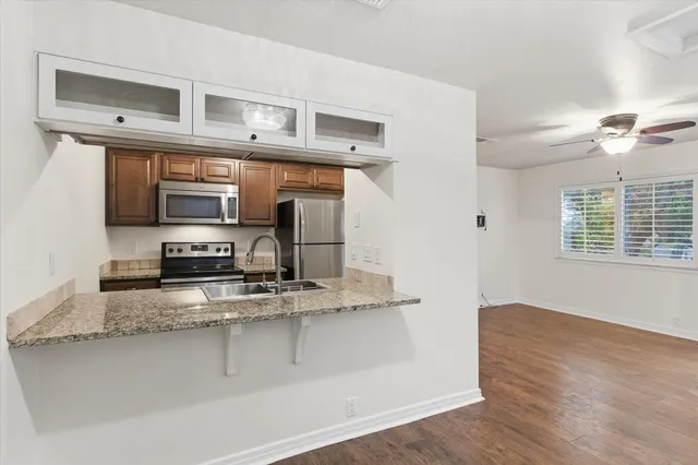 $1,150 | 6810 Deatonhill Drive, Unit 301, Austin, TX 78745