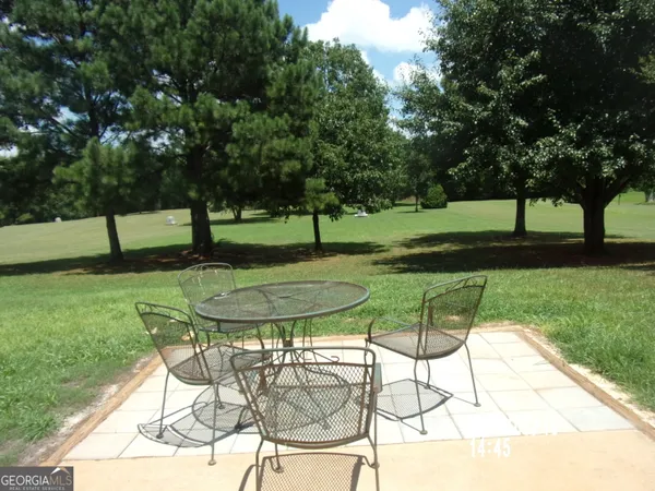 a view of a backyard