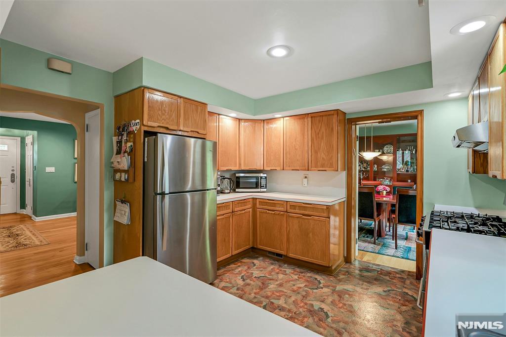 616 Rutland Avenue Teaneck, NJ 07666 - Photo 9 of 39