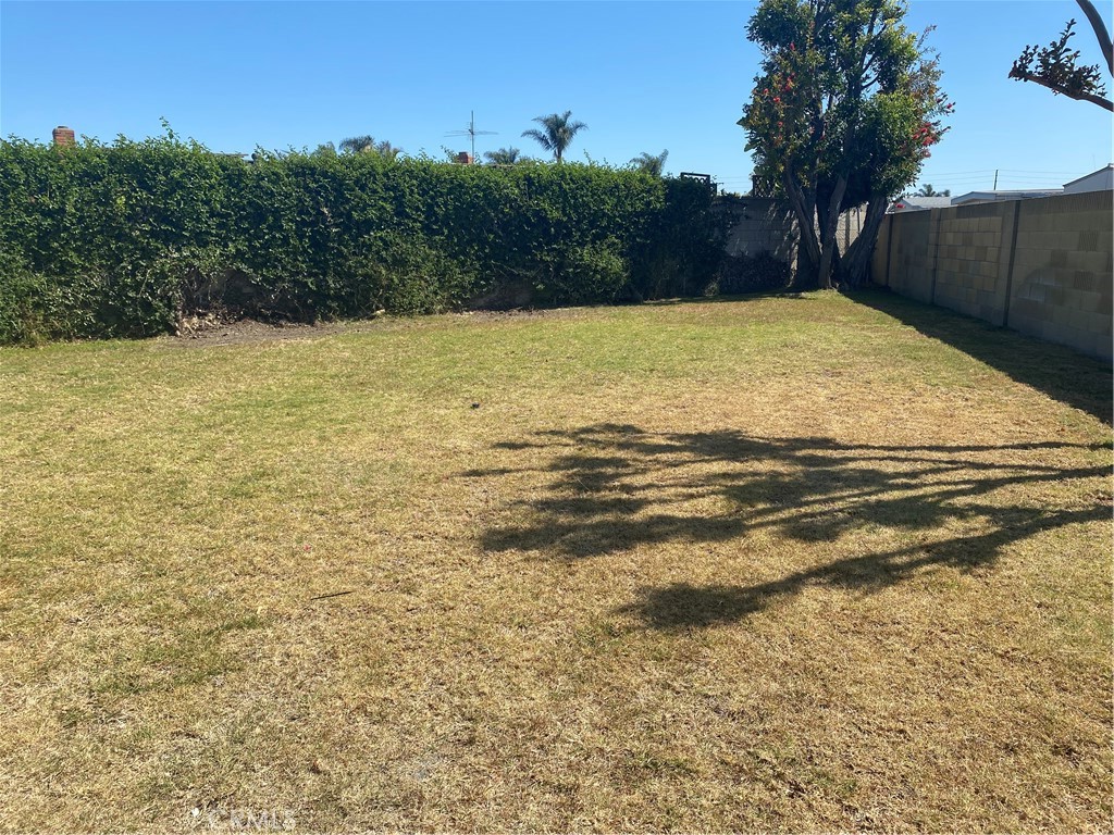 9132 Margate Circle Westminster, CA 92683 - Photo 13 of 16 a view of a yard with a house