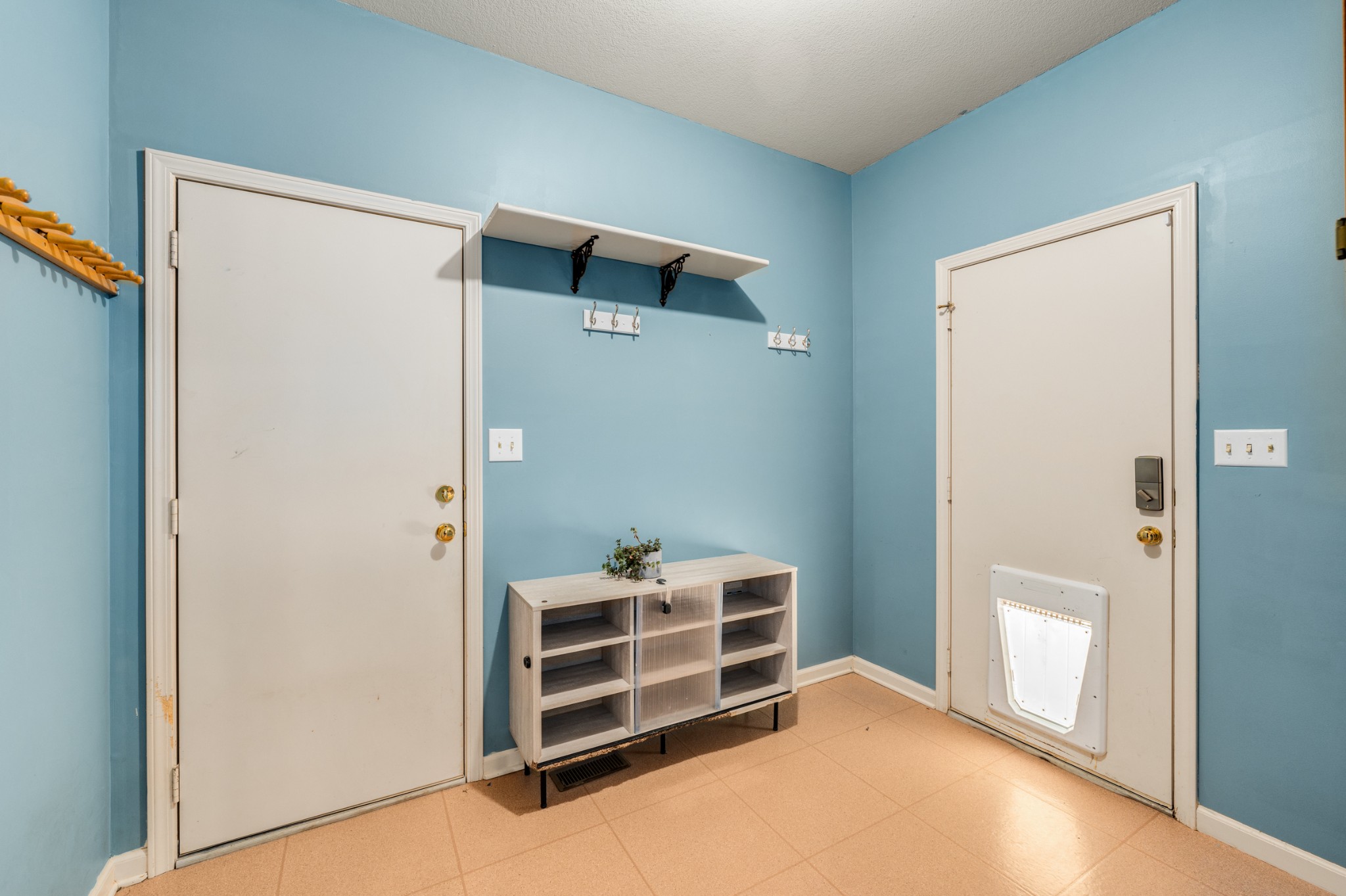 358 Harper Road Clarksville, TN 37043 - Photo 19 of 34 a view of room with walk in closet