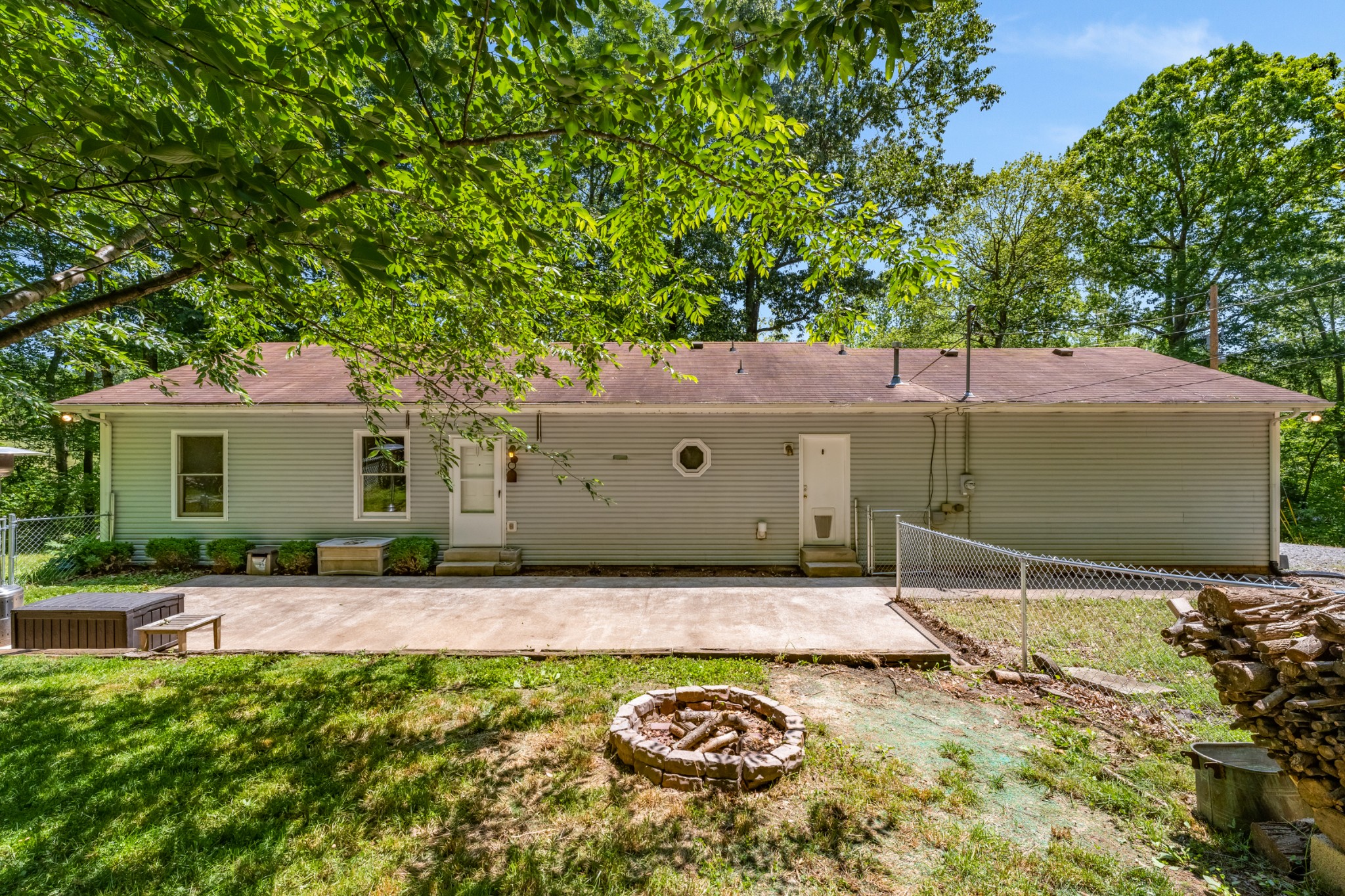 358 Harper Road Clarksville, TN 37043 - Photo 27 of 34 a backyard of a house with table and chairs