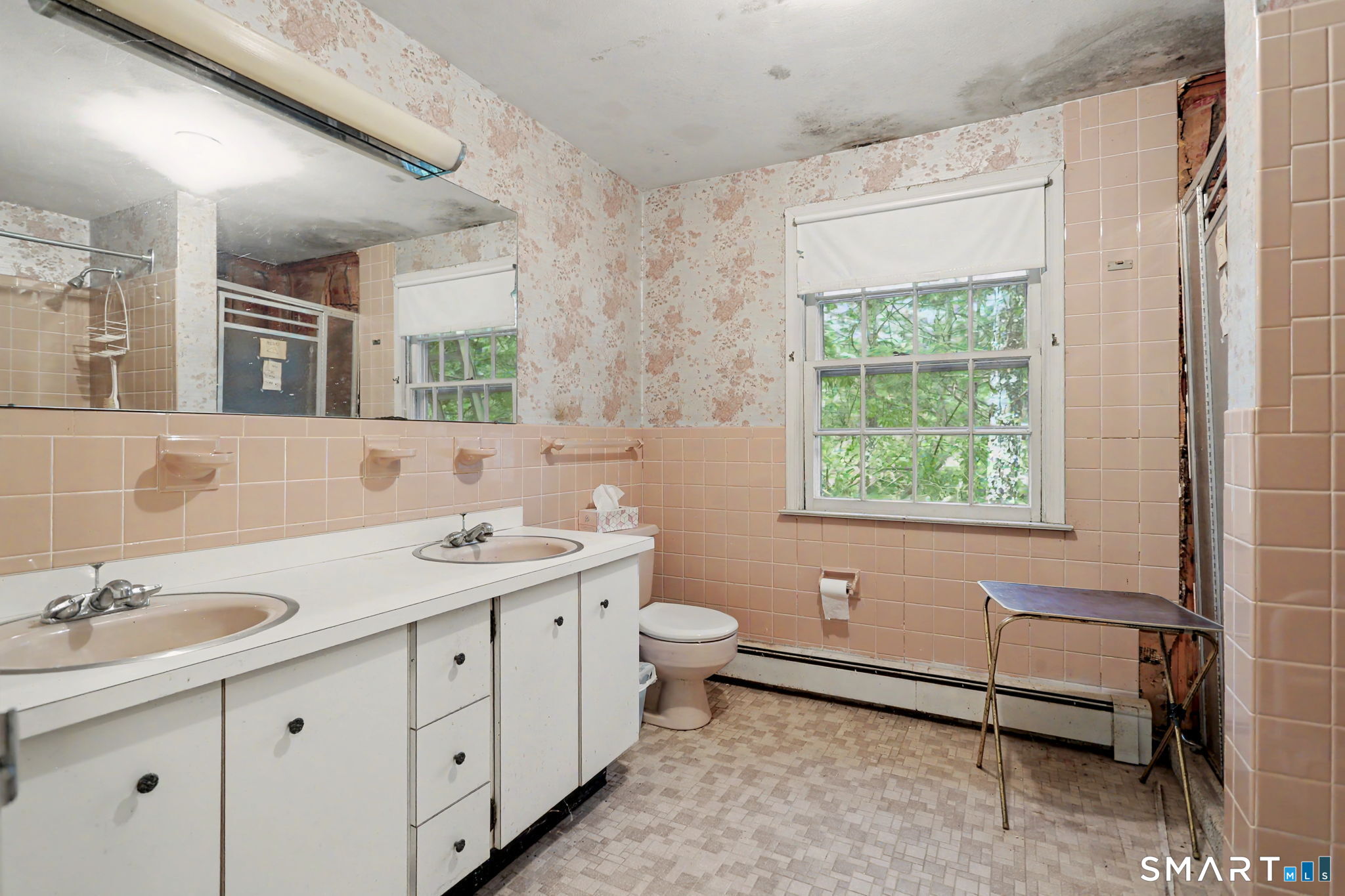 2514 Redding Road Fairfield, CT 06824 - Photo 27 of 33 Upper level full bath.