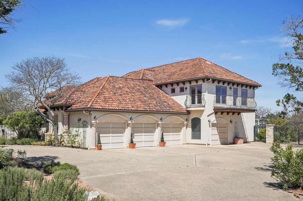 2121 Landmark Kerrville, TX 78028 - Photo 100 of 108 front view of a house with a yard