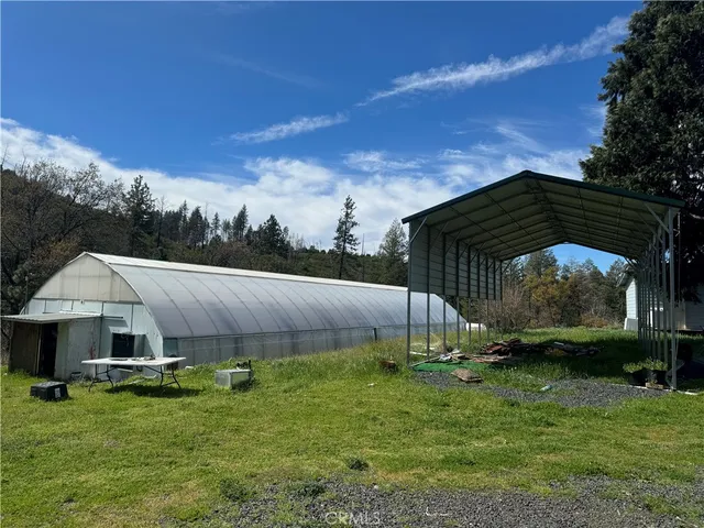 a view of a back yard of the house