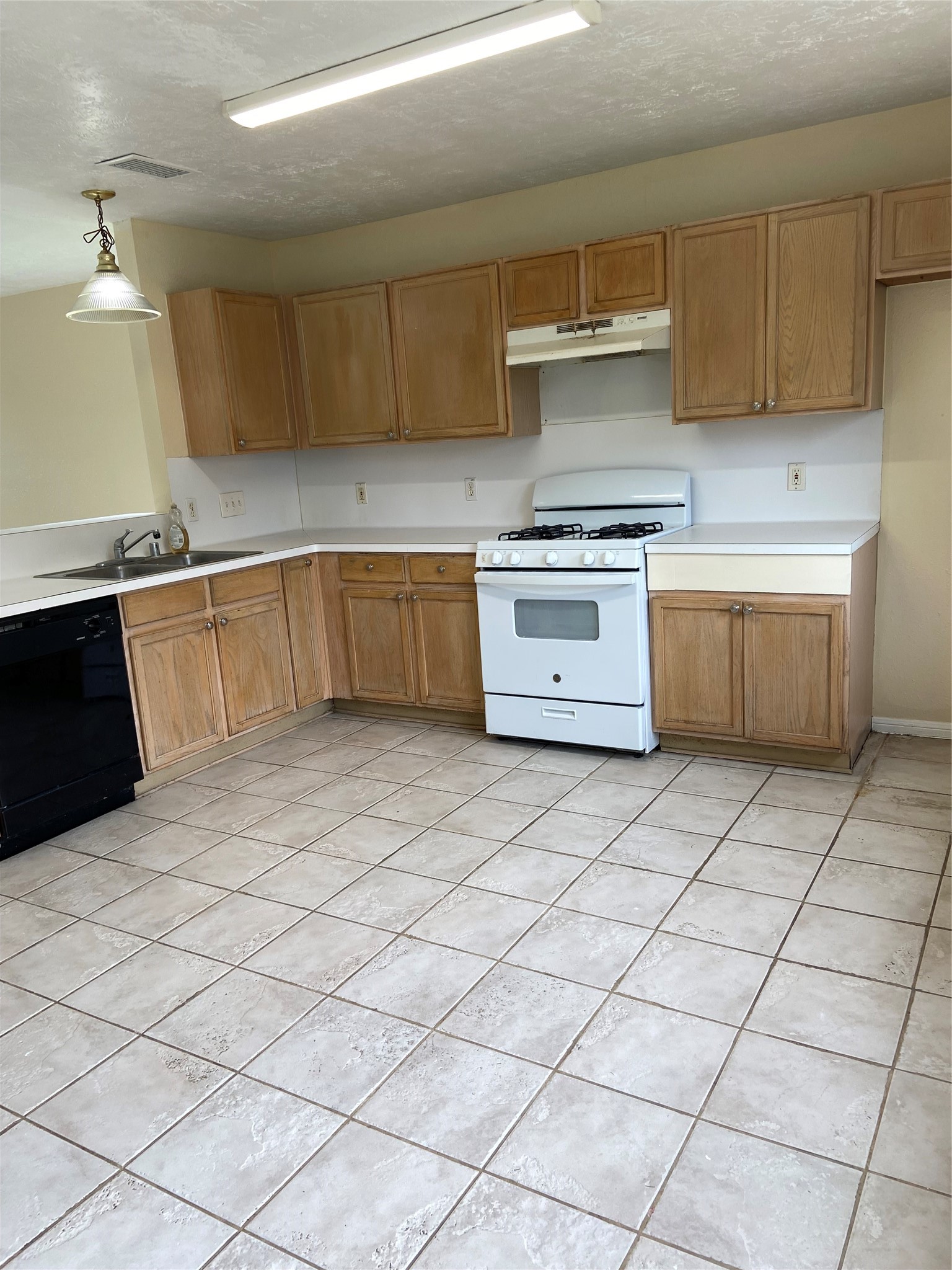 11019 Longtom Court Houston, TX 77086 - Photo 13 of 20 Kitchen