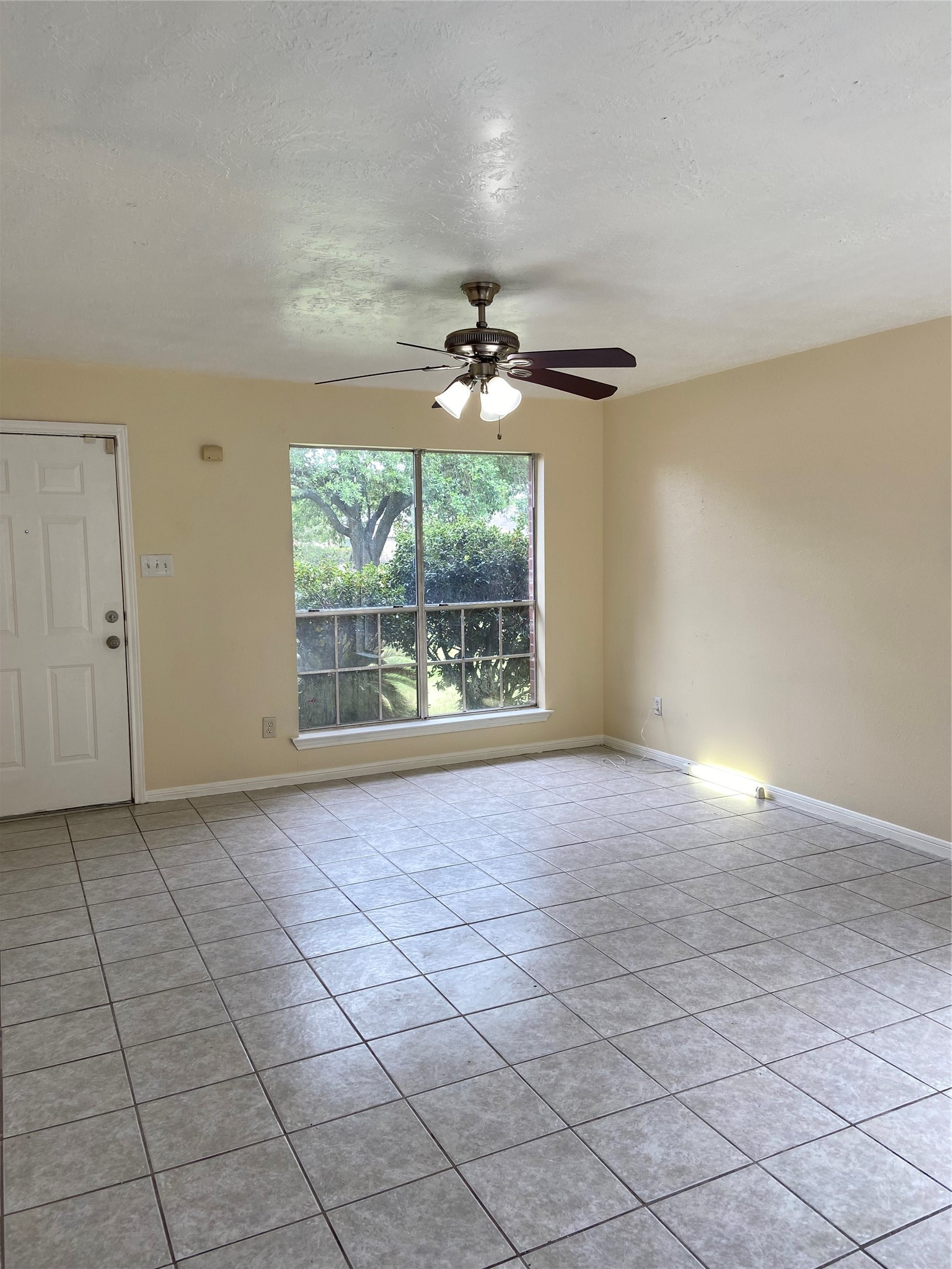 11019 Longtom Court Houston, TX 77086 - Photo 3 of 20 Living room