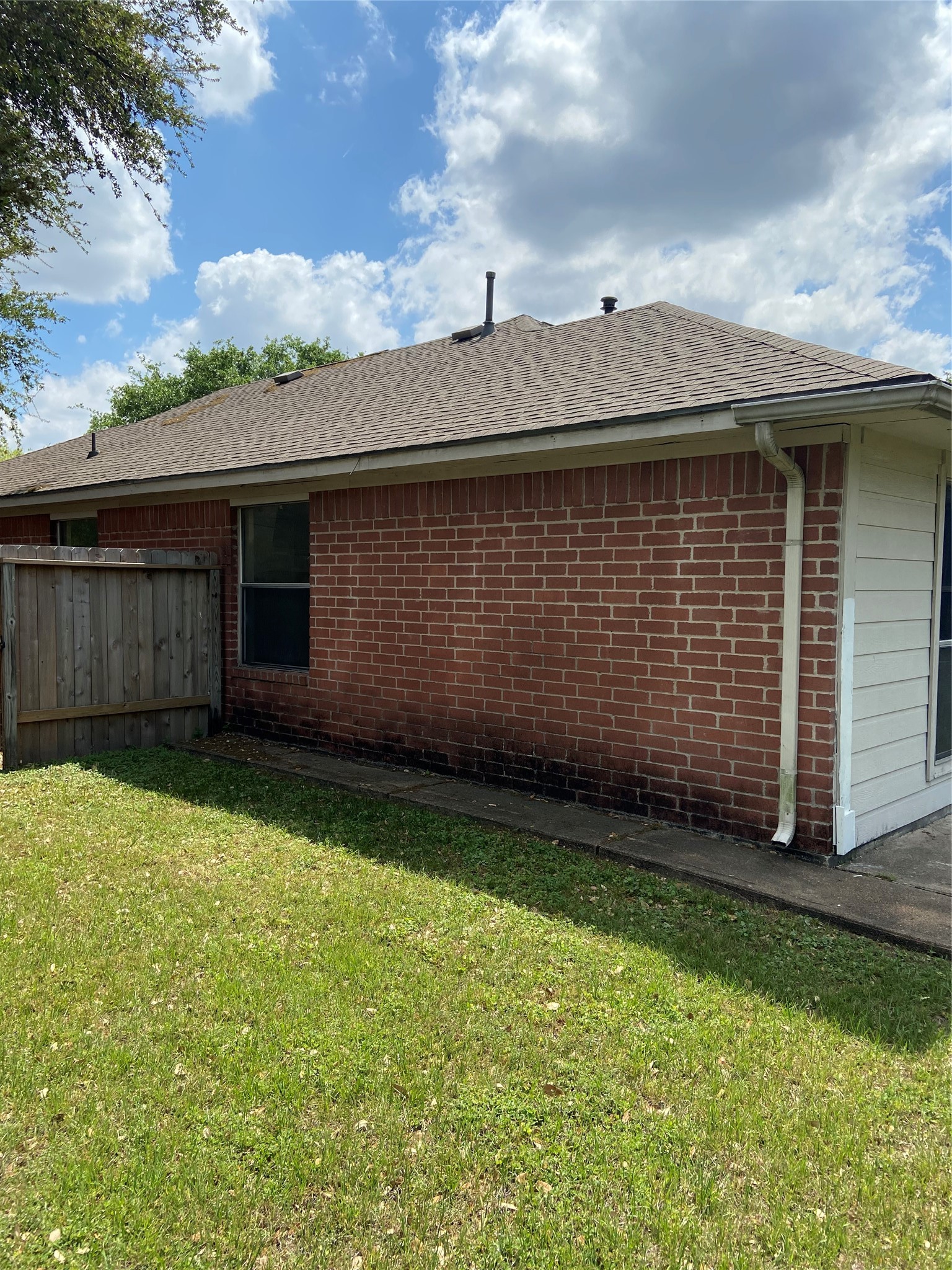 11019 Longtom Court Houston, TX 77086 - Photo 5 of 20 Side yard