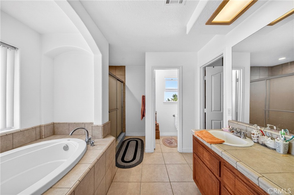 9562 Cambria Road Phelan, CA 92371 - Photo 31 of 55 Master bathroom