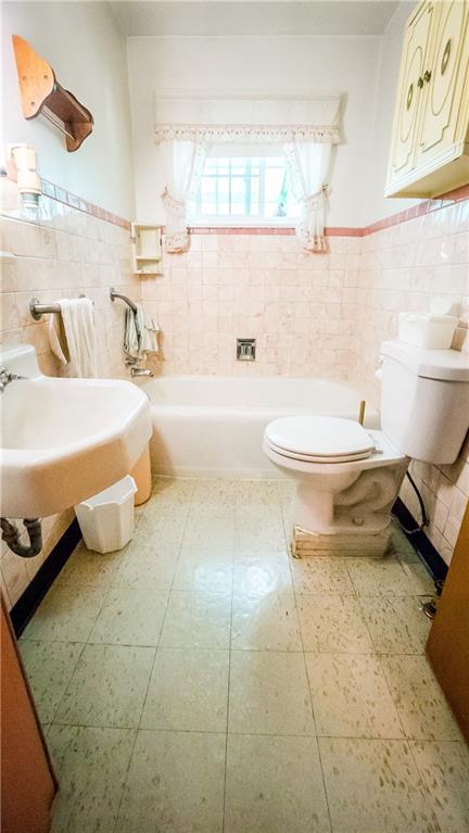 552 Bonniebrook Road Butler, PA 16002 - Photo 11 of 24 Full Bathroom
