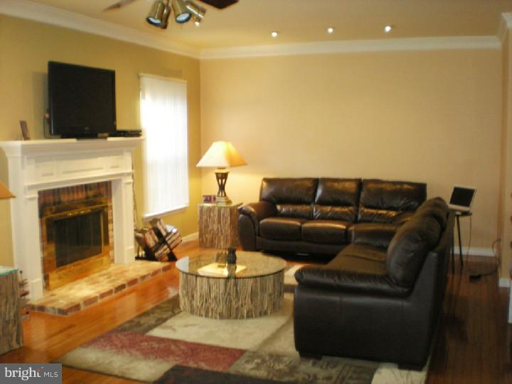 116 Farnwood Road Mount Laurel, NJ 08054 - Photo 4 of 16 Living Room