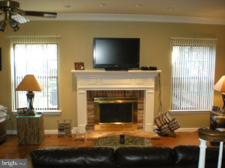 116 Farnwood Road Mount Laurel, NJ 08054 - Photo 5 of 16 Living Room