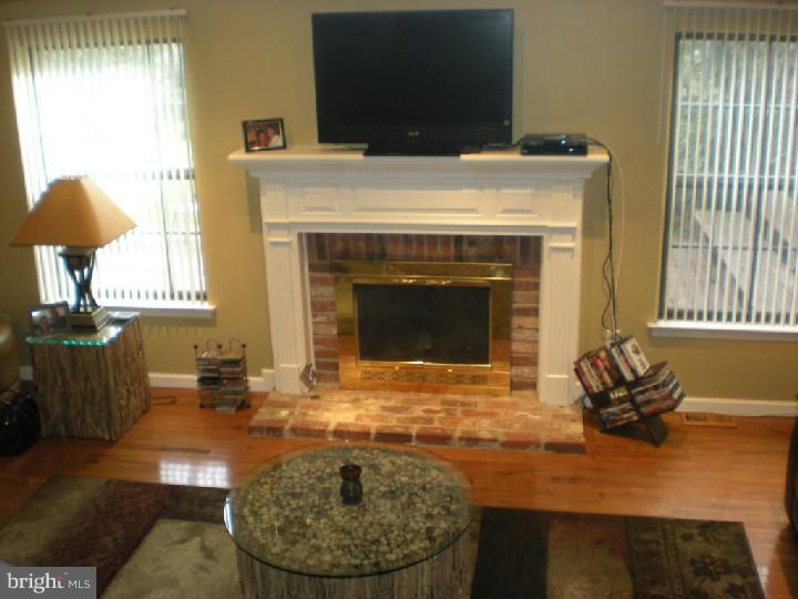 116 Farnwood Road Mount Laurel, NJ 08054 - Photo 6 of 16 Living Room