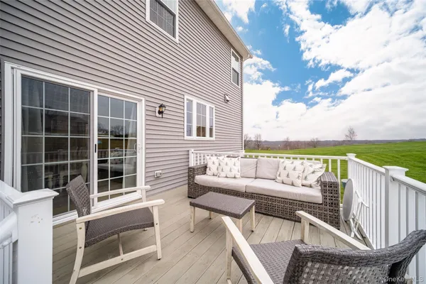 $824,999 | 64 Fox Hill Run, Rock Tavern, NY 12575