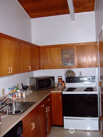 2513 13th Avenue West Seattle, WA 98119 - Photo 11 of 28