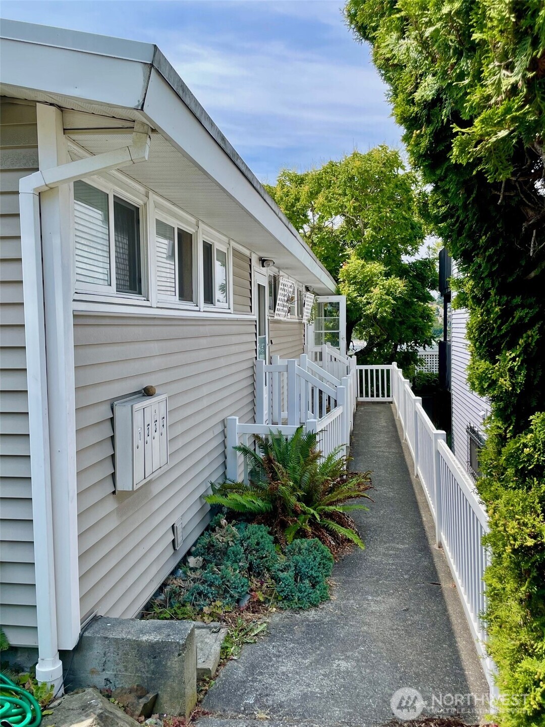 2513 13th Avenue West Seattle, WA 98119 - Photo 4 of 28