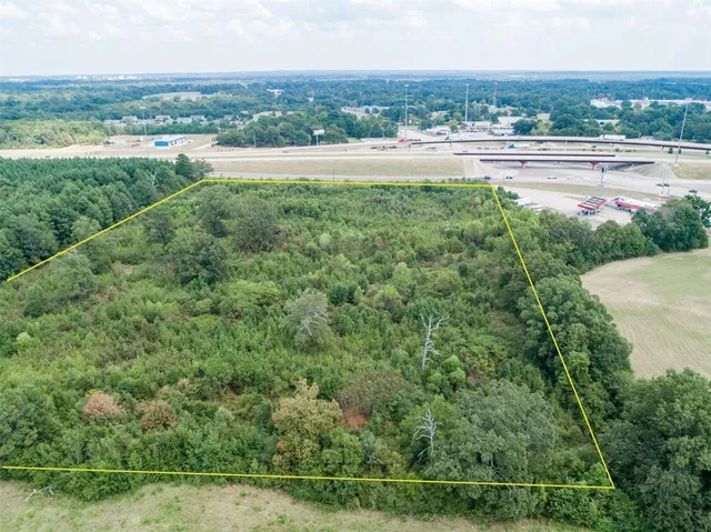 a view of a yard and front view of building