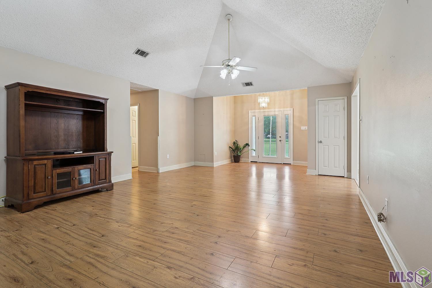 18930 King George Road Livingston, LA 70754 - Photo 4 of 25 Main House Living Room