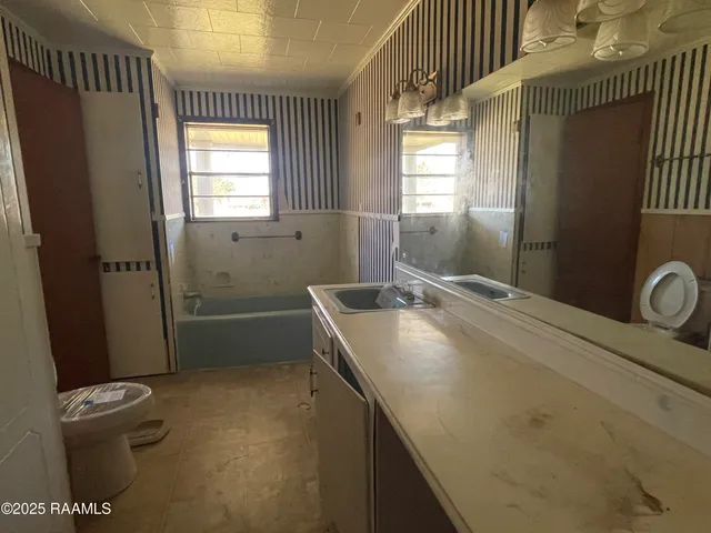 $87,700 | 910 South Railroad Street, Delcambre, LA 70528