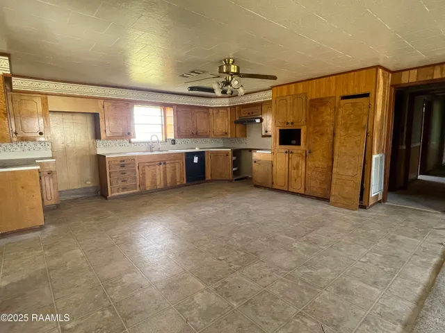 $87,700 | 910 South Railroad Street, Delcambre, LA 70528