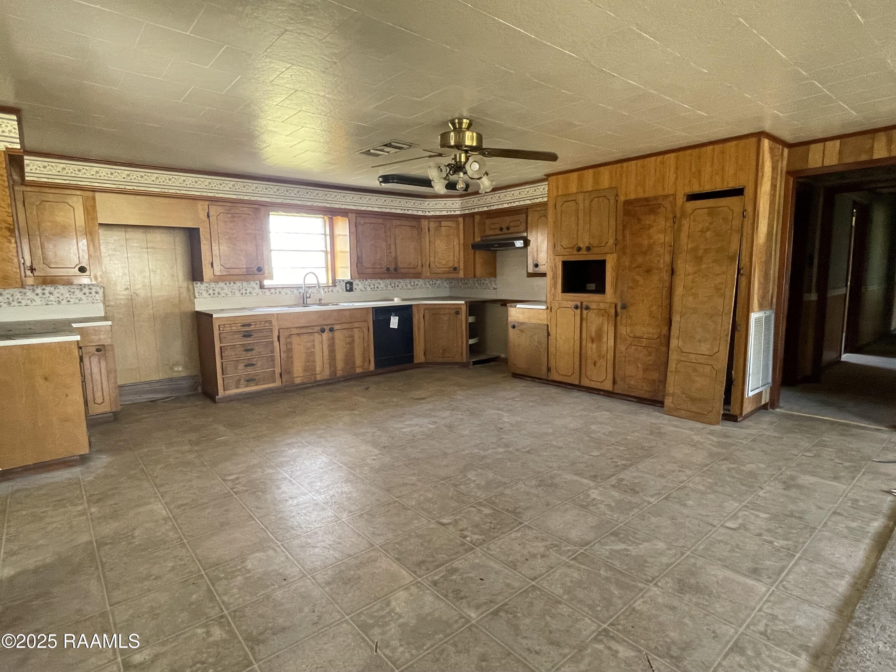 910 South Railroad Street Delcambre, LA 70528 - Photo 5 of 24 IMG_1970
