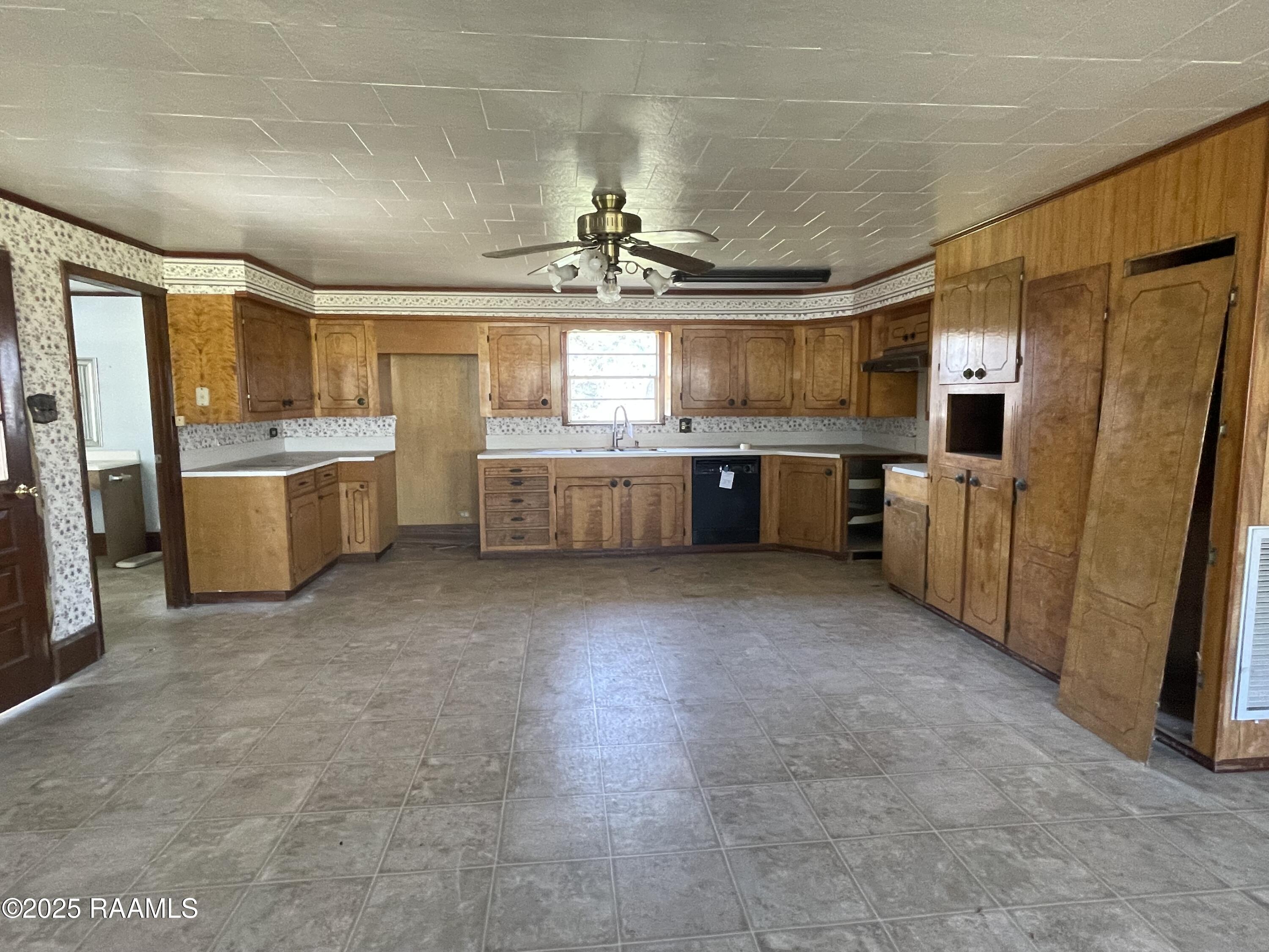 910 South Railroad Street Delcambre, LA 70528 - Photo 6 of 24 IMG_1969
