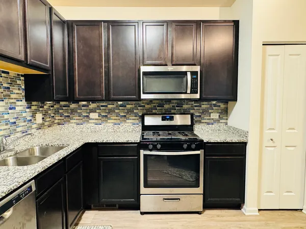 $299,900 | 810 Four Seasons Boulevard, Aurora, IL 60504