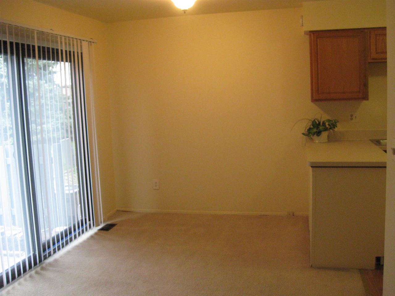 24690 Chalkfarms Warren, MI 48091 - Photo 6 of 30 31269677-5.JPG