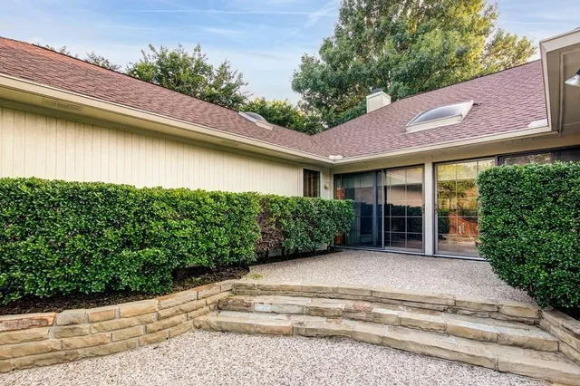 a view of a house with swimming pool and yard