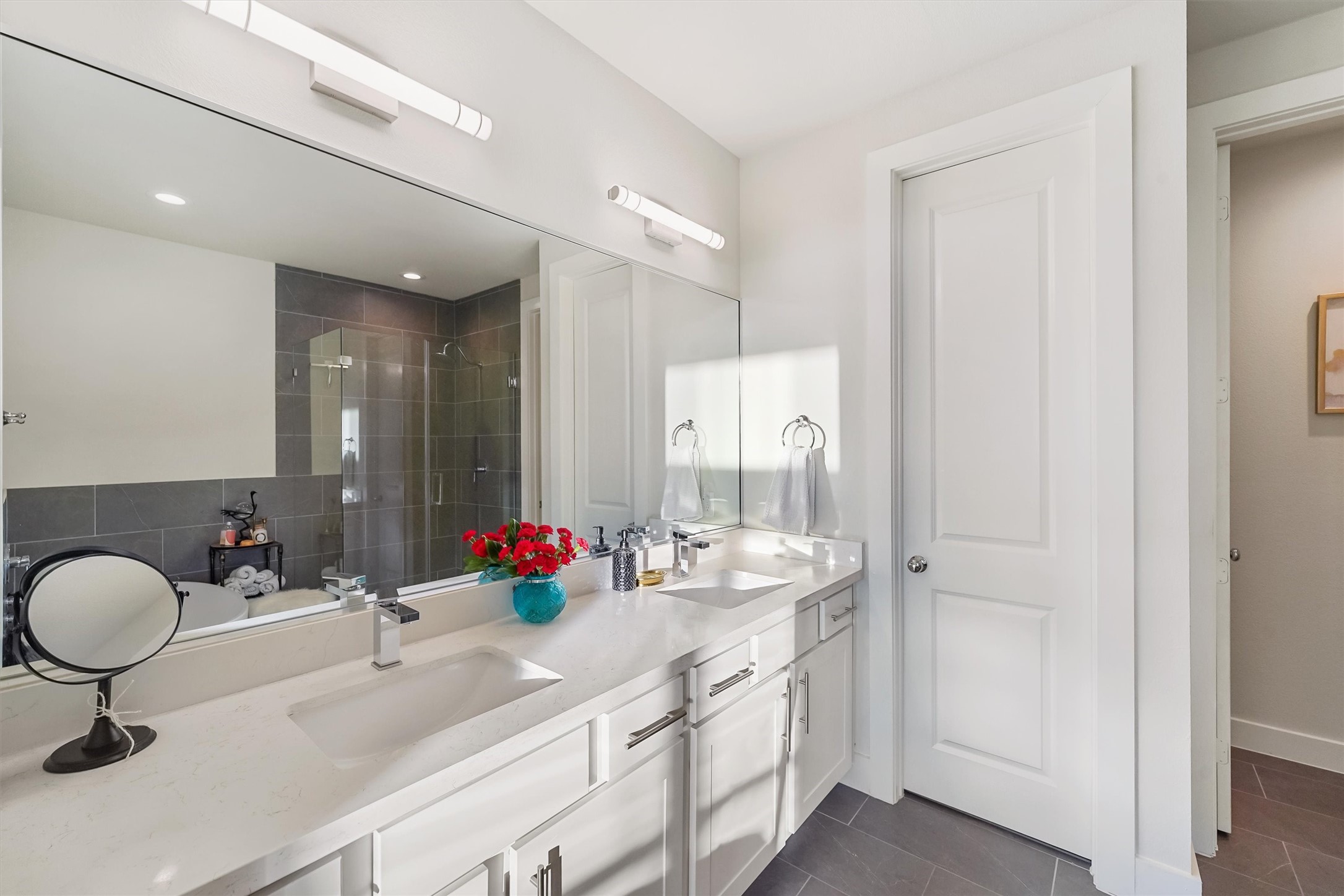 5209 Allen Street, Unit I Houston, TX 77007 - Photo 12 of 19 Master bathroom - 3rd floor
