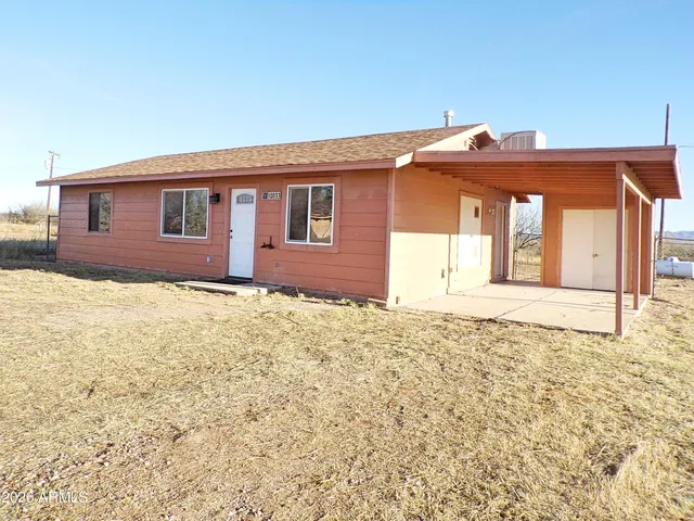 $1,200 | 10033 South Honeysuckle Drive, Hereford, AZ 85615