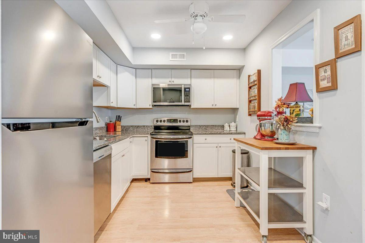 54 Stonegate Road Quakertown, PA 18951 - Photo 4 of 21 Updated Kitchen