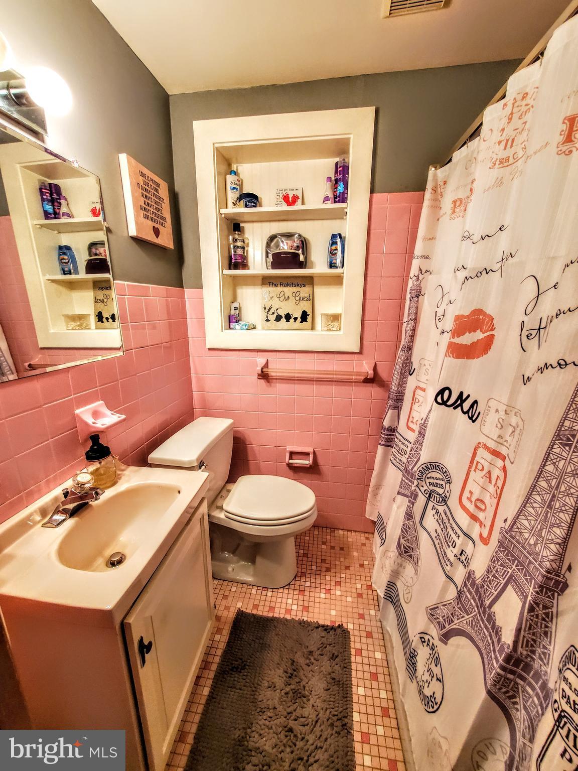 206 Rolling Road Broomall, PA 19008 - Photo 18 of 31 First Floor Bathrooom