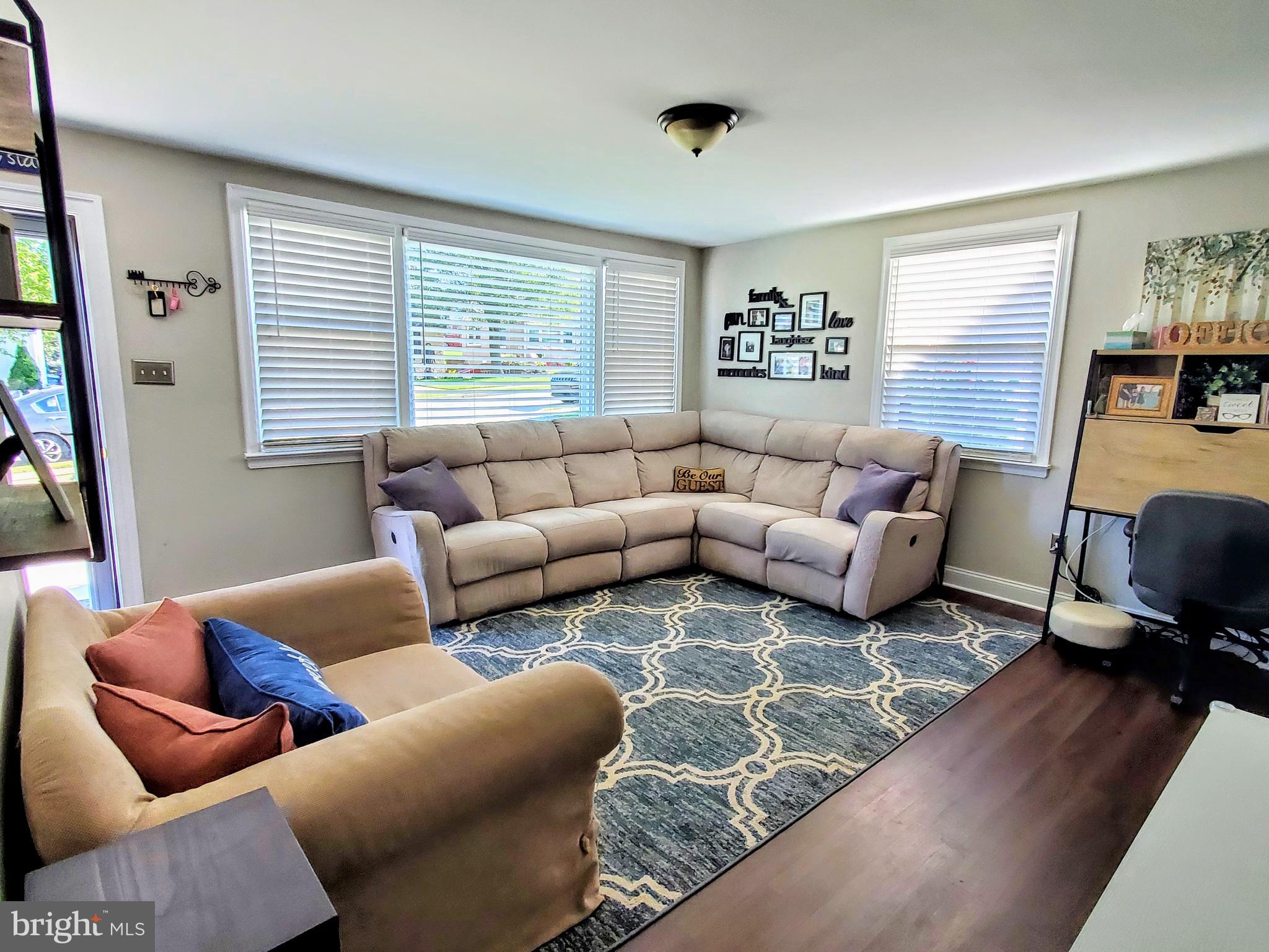 206 Rolling Road Broomall, PA 19008 - Photo 4 of 31 Living Room
