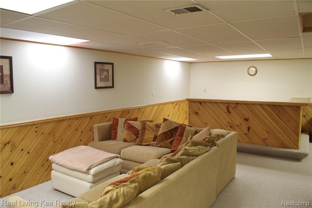 613 Snowmass Drive Rochester, MI 48309 - Photo 21 of 27 Bsmt Fam Rm 2.jpg